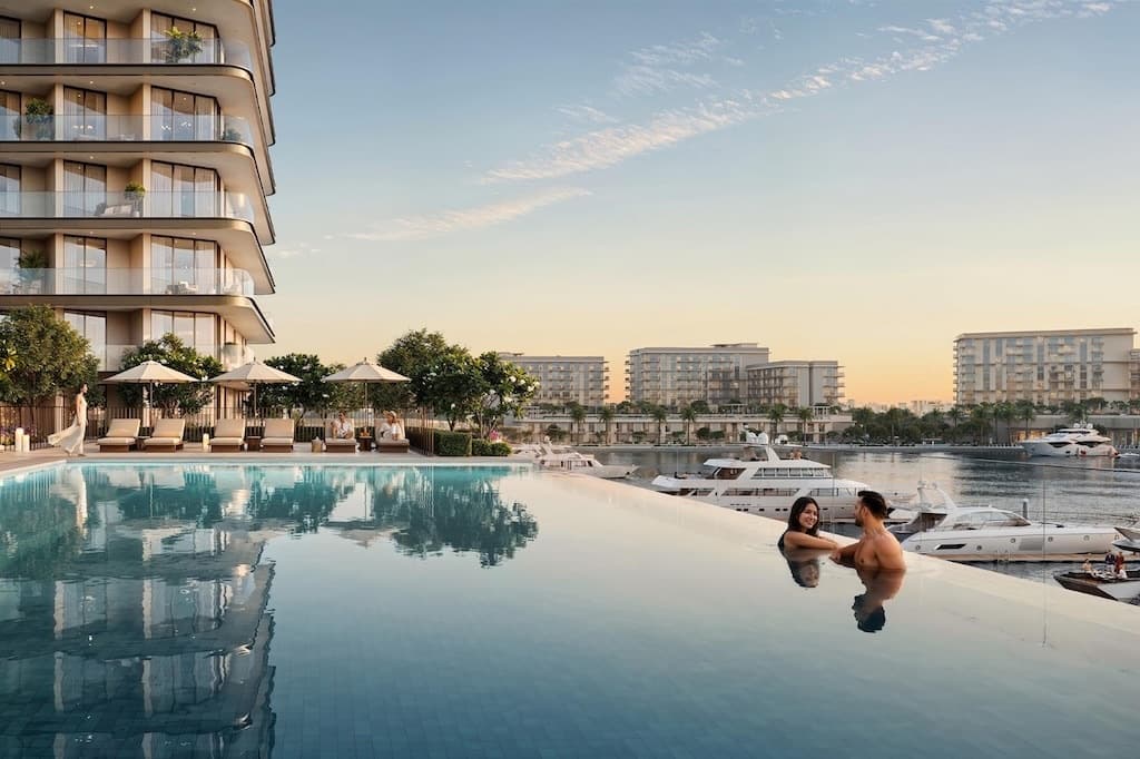 Fior infinity pool over the marina